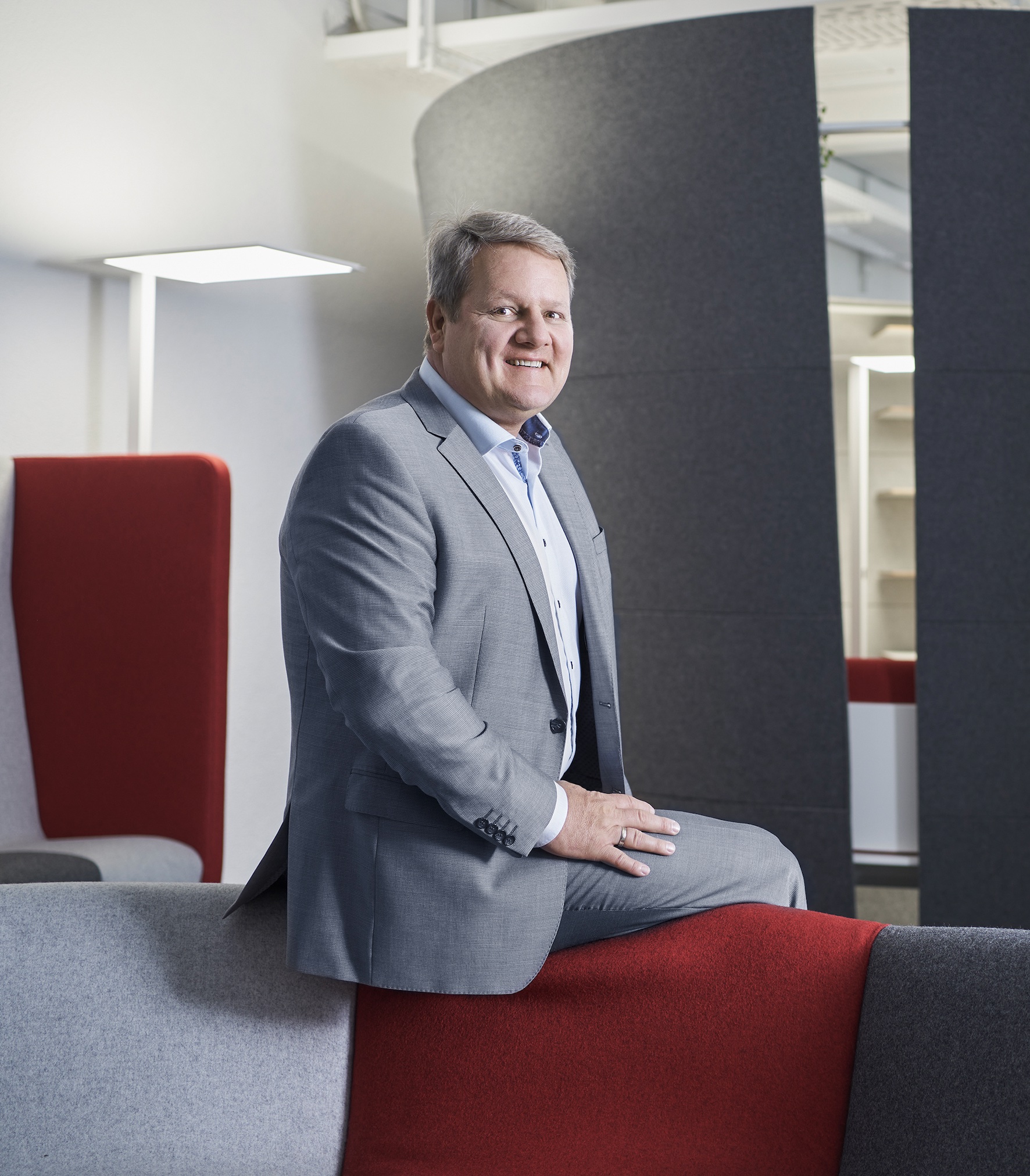 Roland Ohnacker im Showroom von network2design